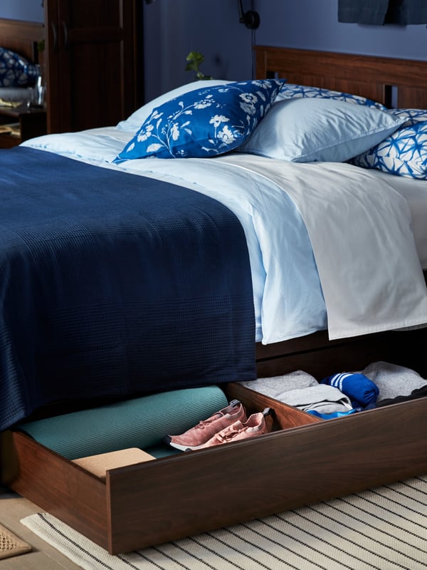 A dark blue INDIRA bedspread in the bedroom