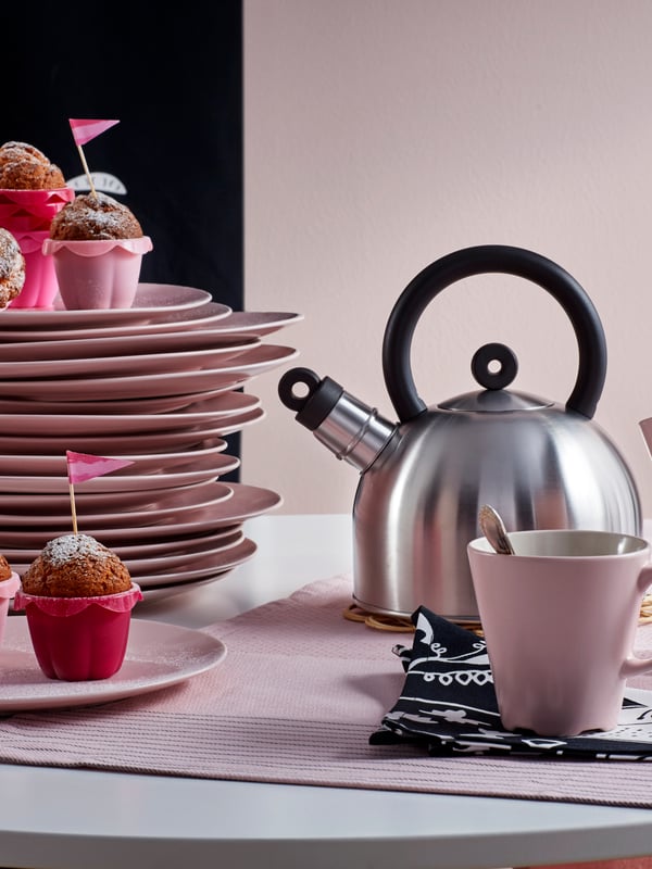 A stainless steel/black VATTENTÄT kettle in the dining room