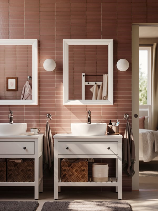 A bathroom with FRIHULT ceiling/wall lamps in stainless steel colour, and HEMNES/TÖRNVIKEN bathroom furniture in white.
