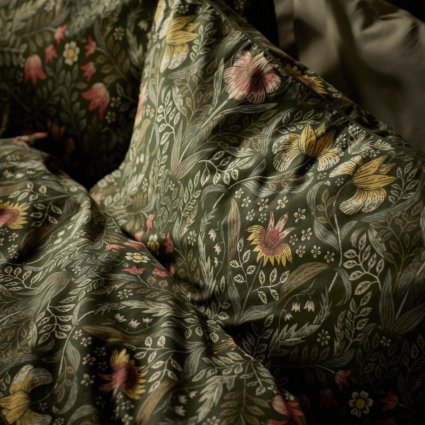 A dark green/multicolour KÄRRDUNÖRT duvet cover and pillowcase