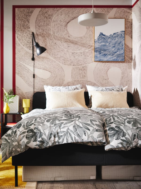 Una cama doble SLATTUM con ropa de cama IKEA.