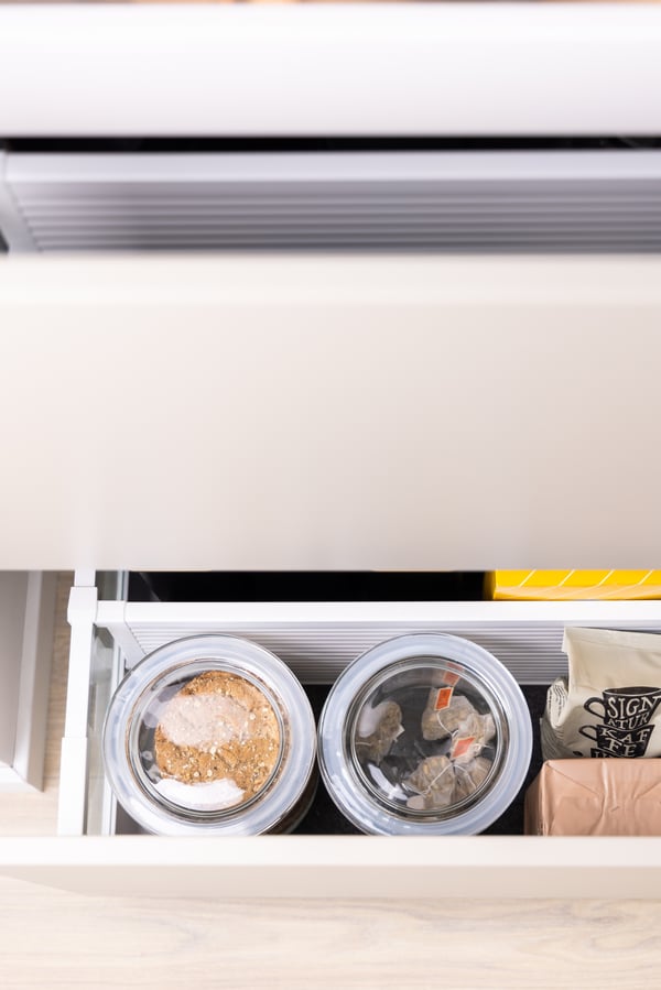 Un récipient alimentaire en verre IKEA 365+ avec couvercle