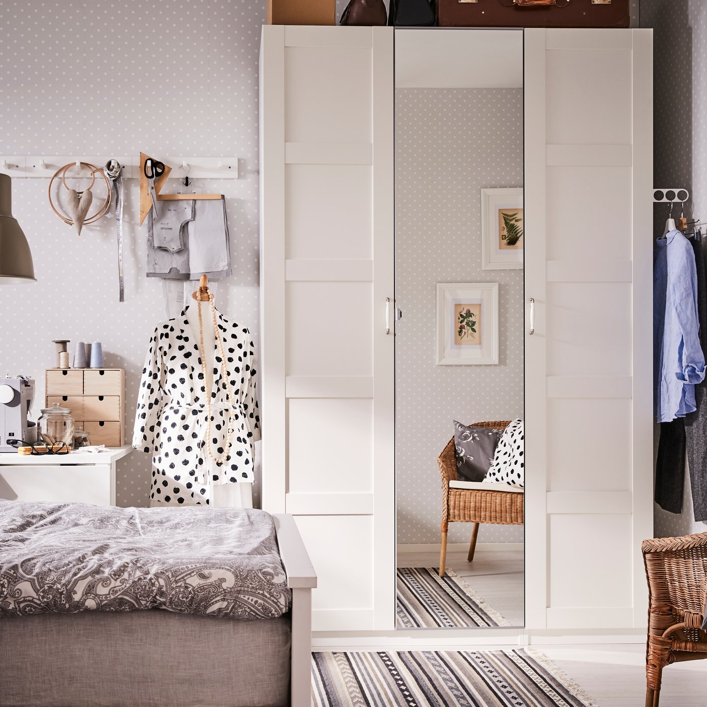 Ein PAX Kleiderschrank in einem Schlafzimmer.
