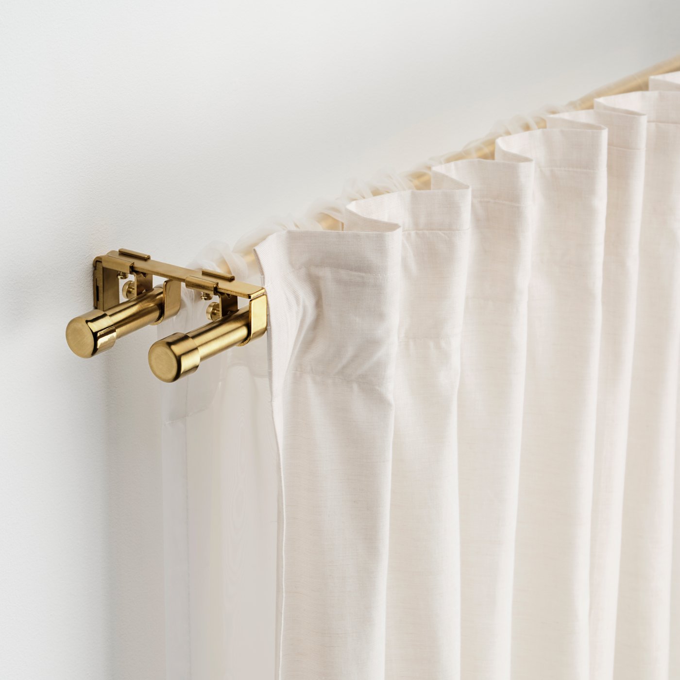 A brass-colour BEKRÄFTA double curtain rod set