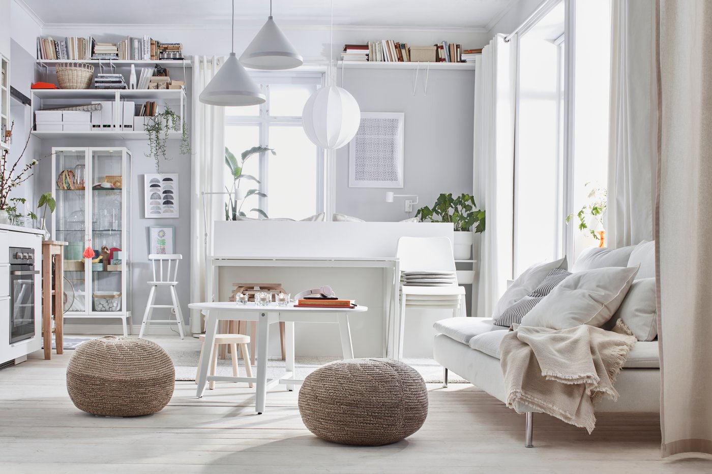 1-værelses lejlighed i lyse farver: Seng, sofa, minikøkken, opbevaring og 2 SANDARED puffer.