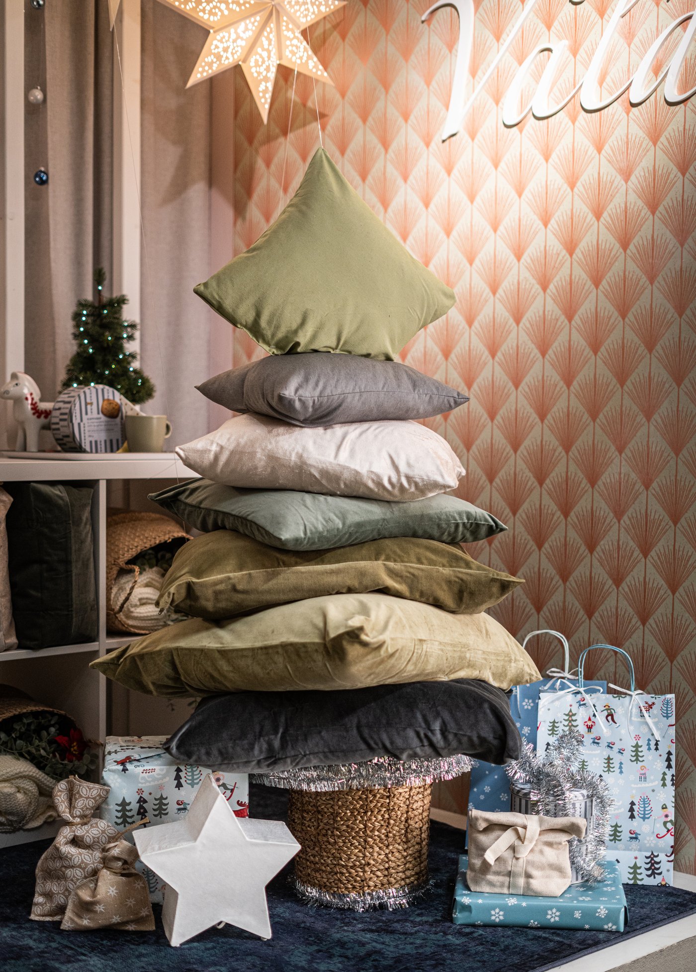 Ein kreativ gestalteter Weihnachtsbaum aus Kissen und Weihnachtspaketen. Die STRALA Sterne schaffen zusätzliche Atmosphäre.