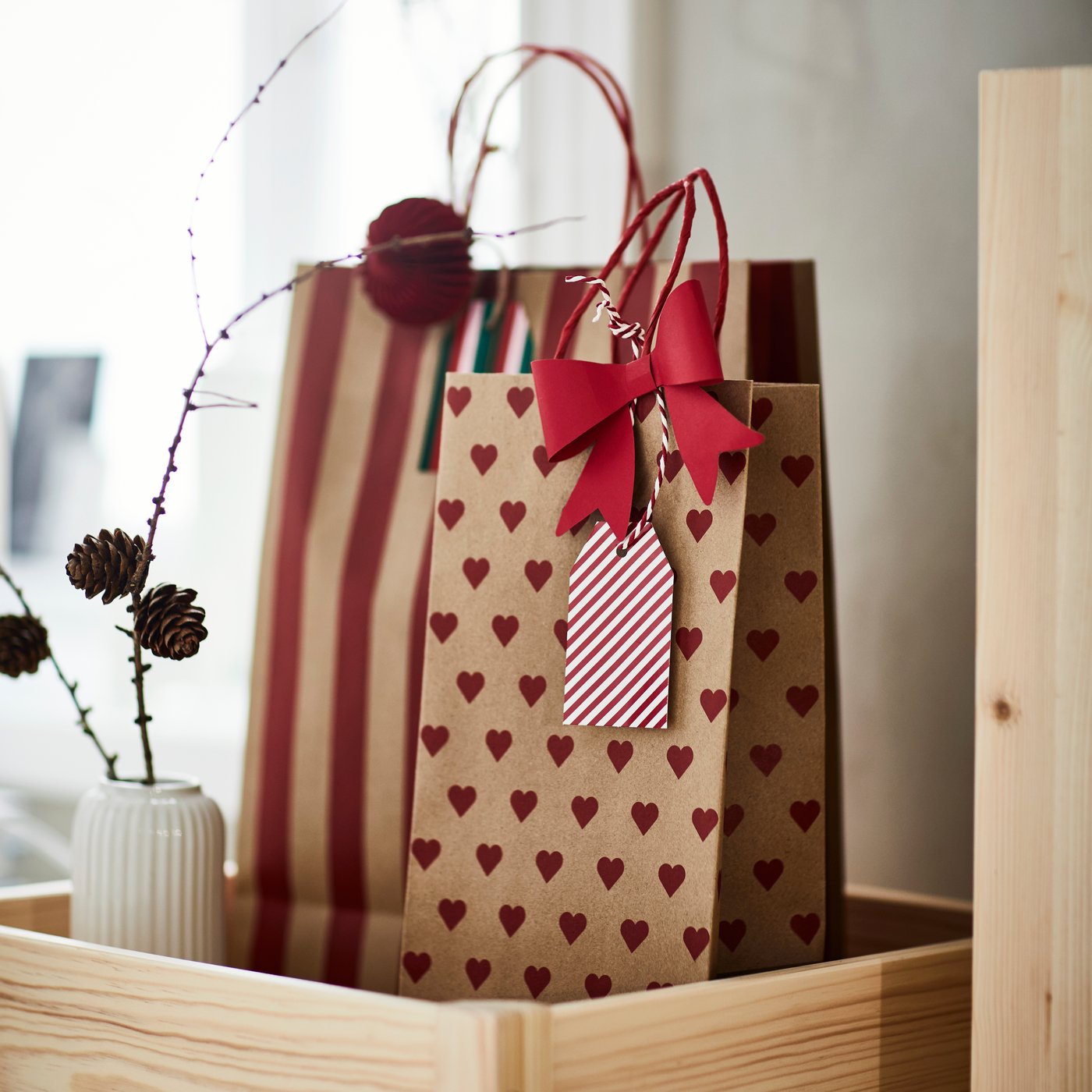A mixed patterns brown-red VINTERFINT gift bag