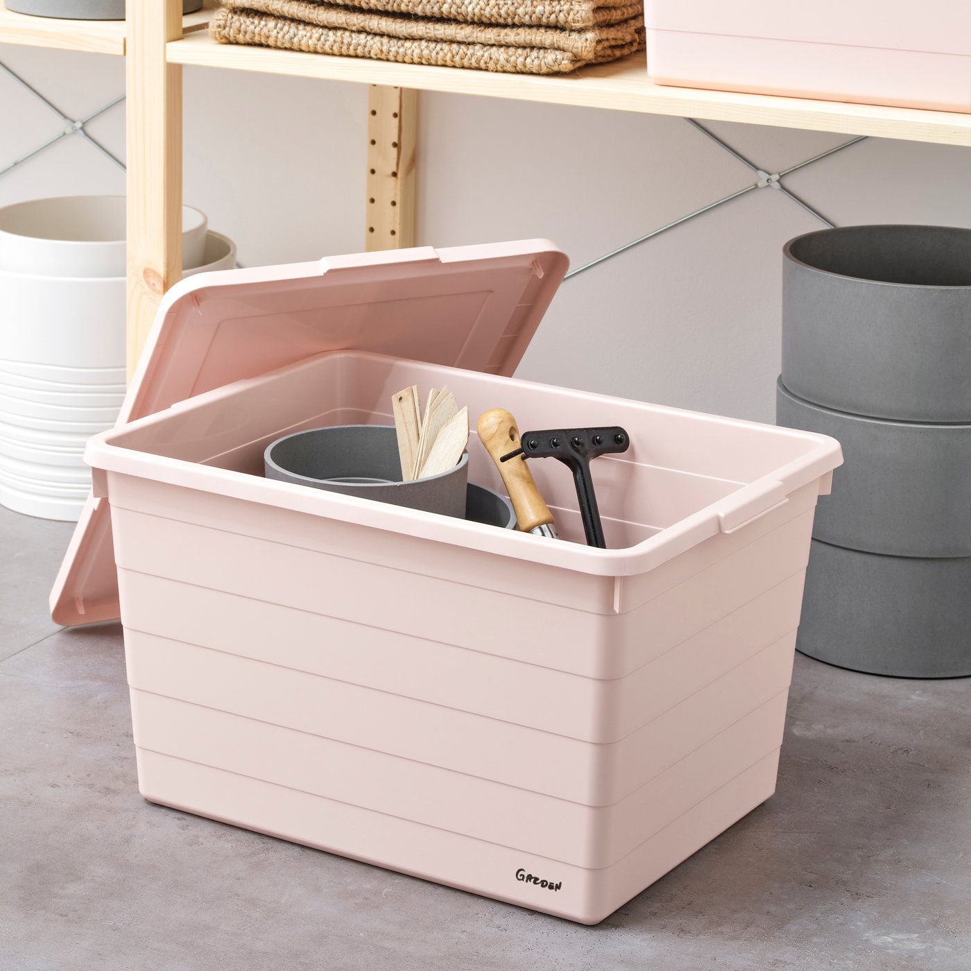 Eine rosa SOCKERBIT Aufbewahrungsbox mit Deckel.