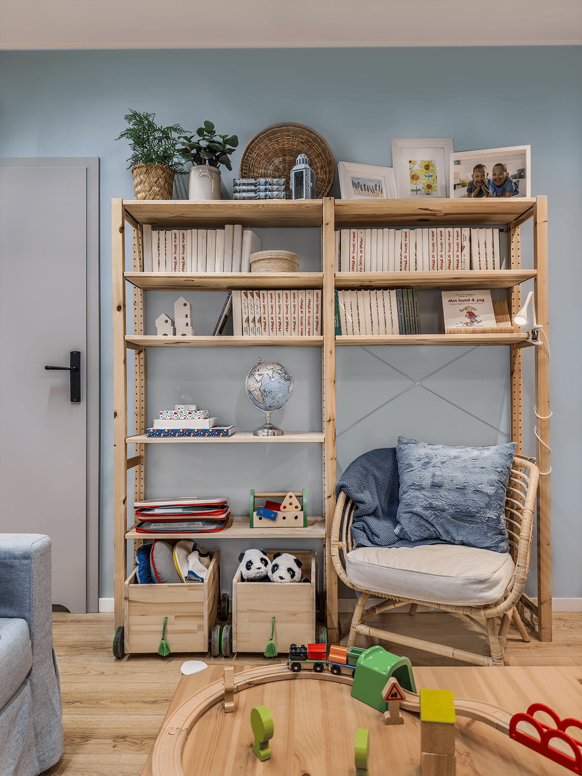 Ein Bücherregal aus hellem Holz