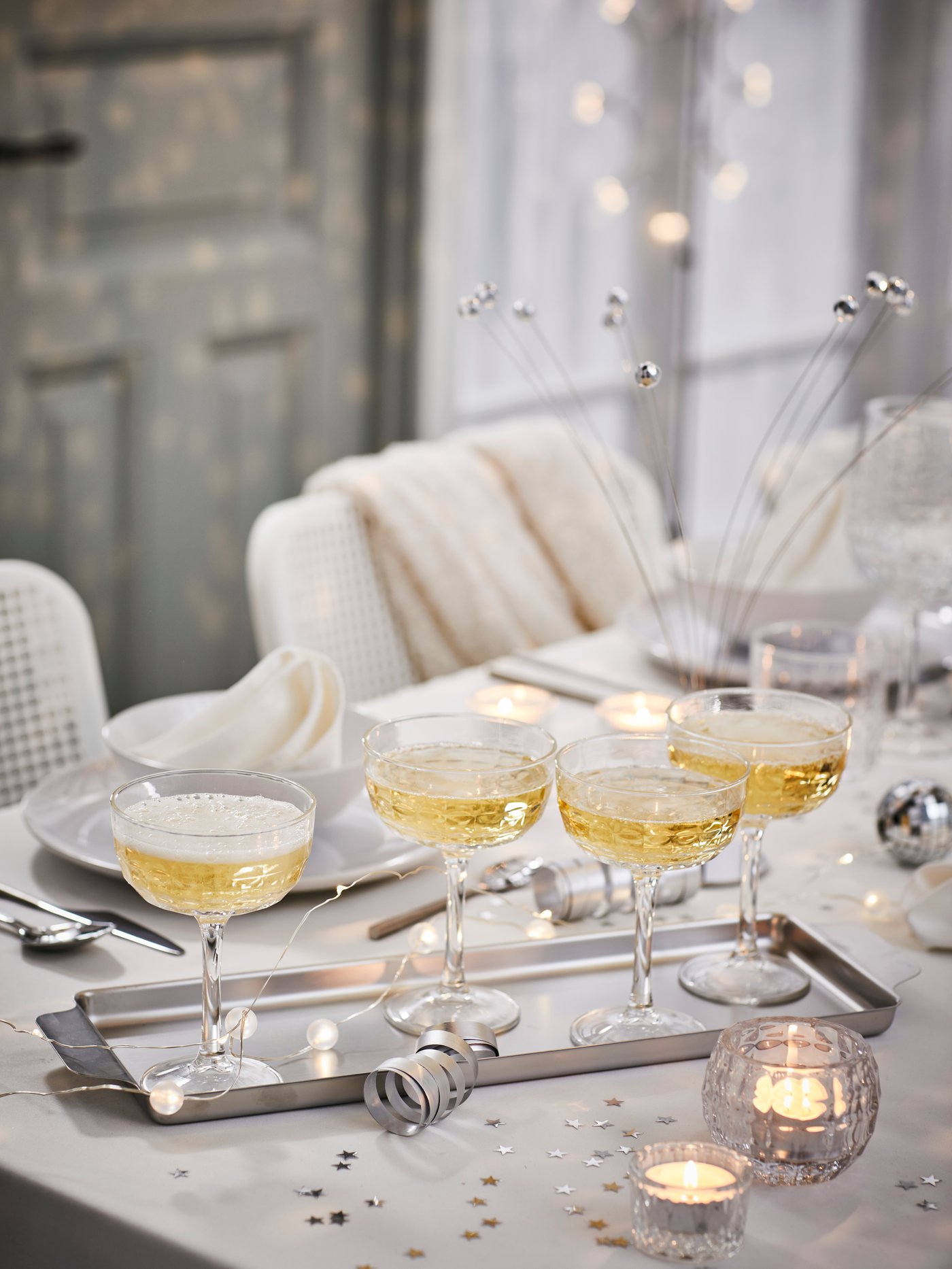 A clear glass FRÖJDA tealight holder in the dining room