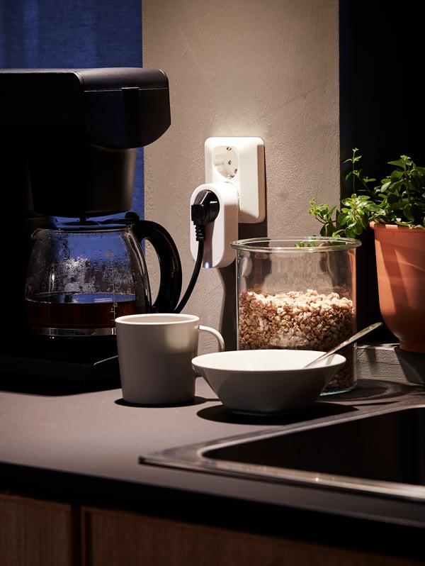 A beige DINERA mug in the kitchen