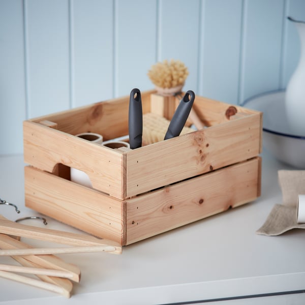 Una caja organizadora con artículos de lavandería.