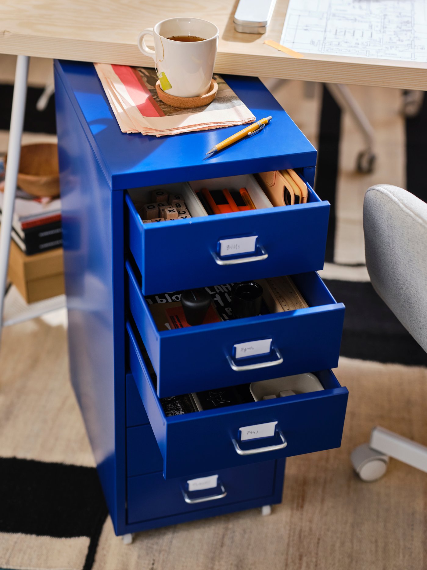 A plastic/beige NOJIG organiser
