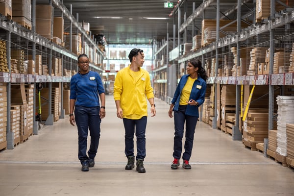 Сотрудники IKEA на складе самообслуживания.