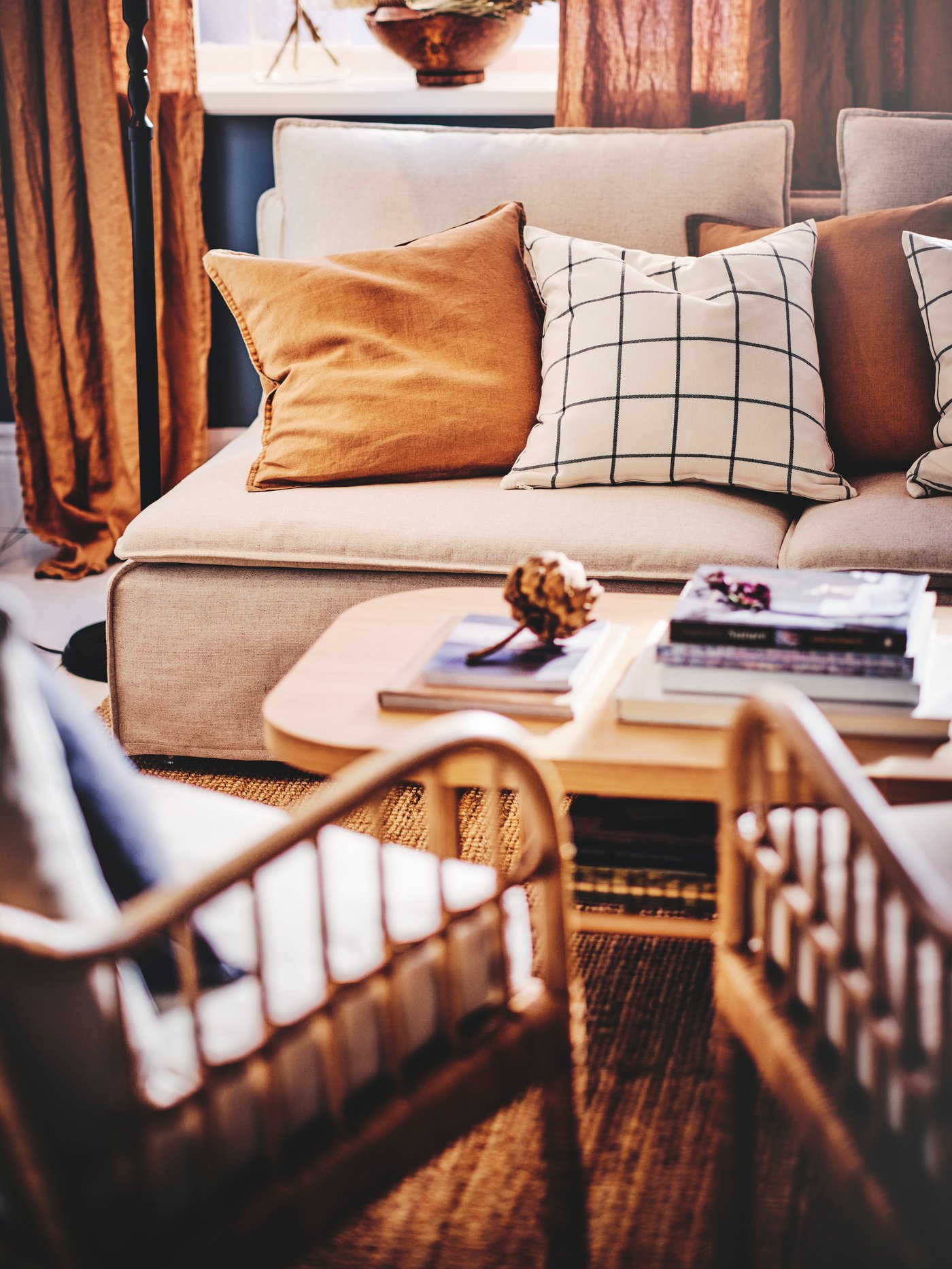 Shown here is a SÖDERHAMN sofa, DYTÅG curtains, LISTERBY coffee table and SPIKKLUBBA cushion covers.