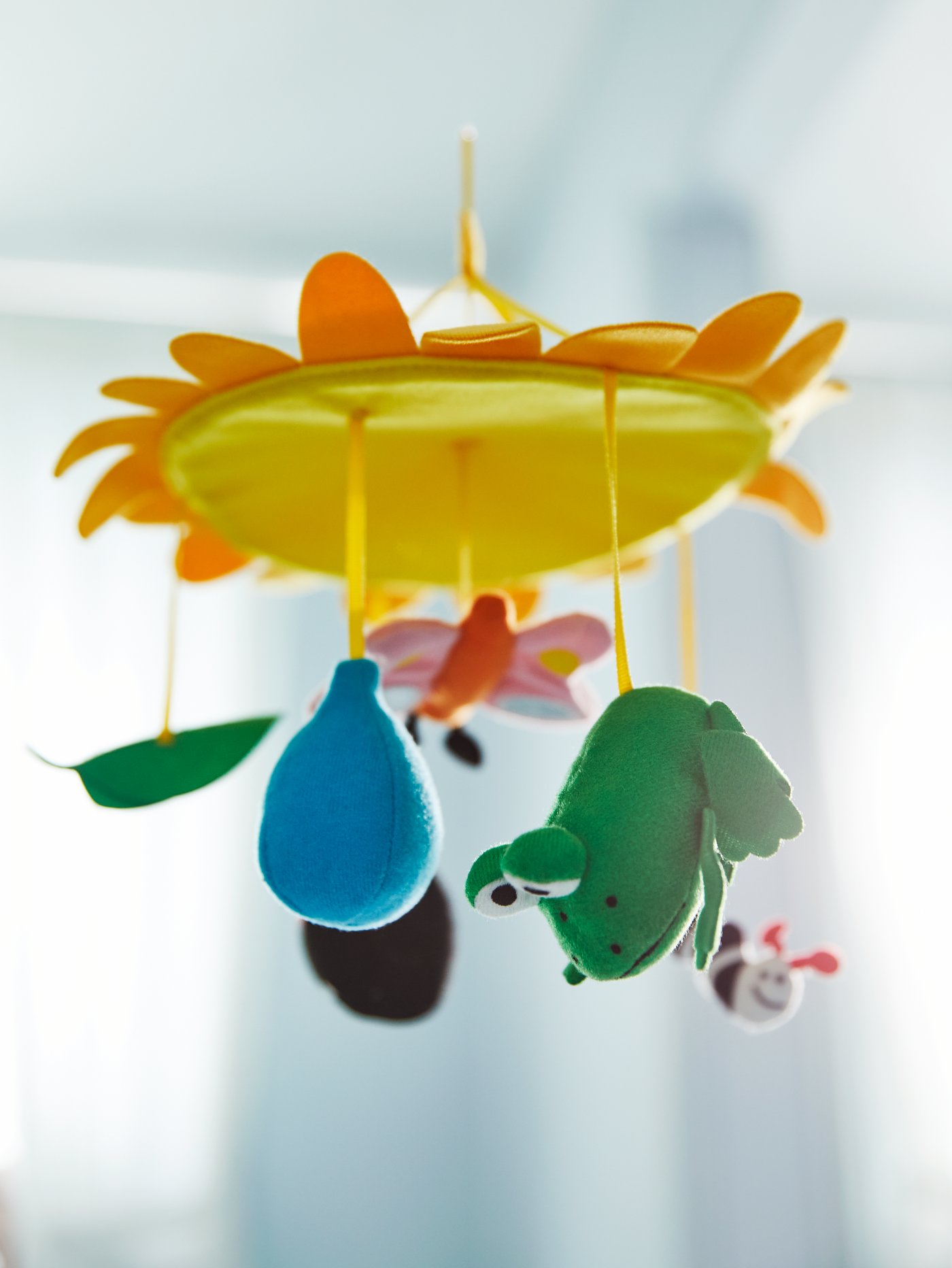 Un movil para bebé KLAPPA con animales de felpa de diferentes colores