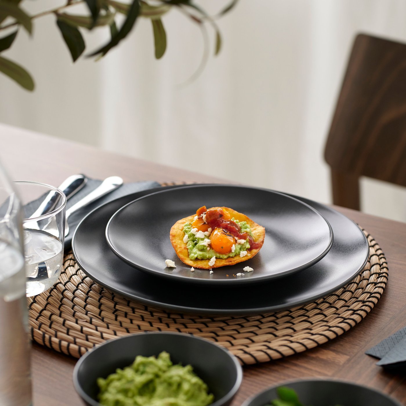 A matt dark grey FÄRGKLAR side plate