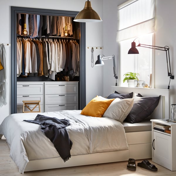 A white SONGESAND chest of 4 drawers in the bedroom