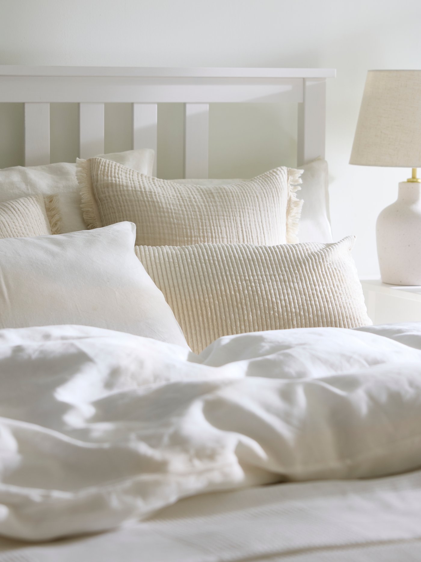 Ein weißer Fleck/Luröy HEMNES Bettgestell im Schlafzimmer