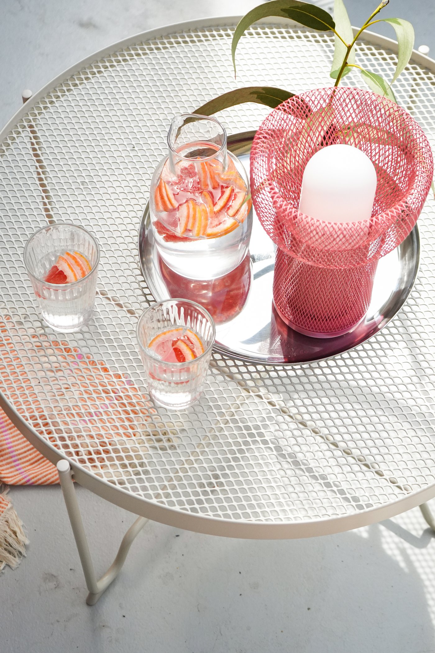 A battery-operated mesh/outdoor pink SOLVINDEN LED decoration lighting outside