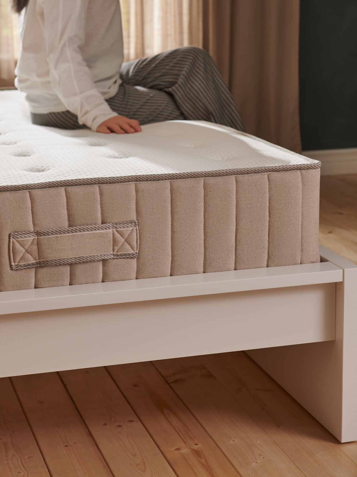 Matelas à ressorts ensachés VATNESTRÖM ferme/naturel dans une chambre à coucher