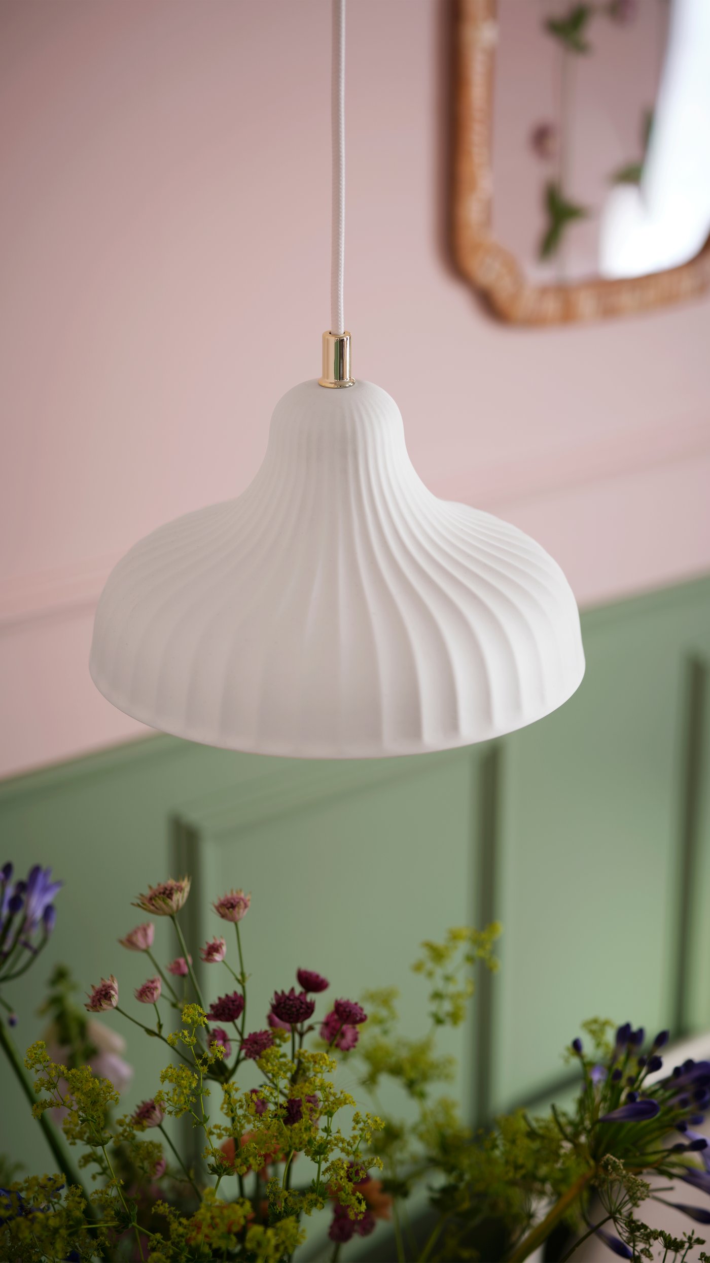 An off-white/ceramic SKIVTOFS pendant lamp
