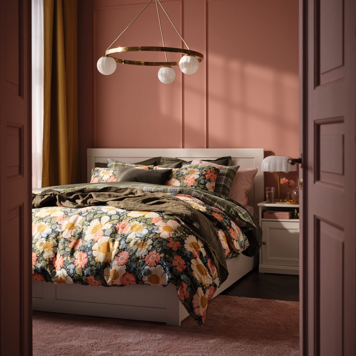 A dark green SANELA cushion cover in the bedroom
