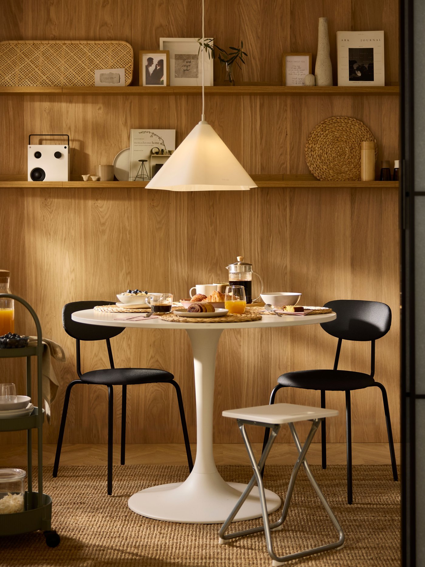 An oak effect RÖDALM frame in the dining room