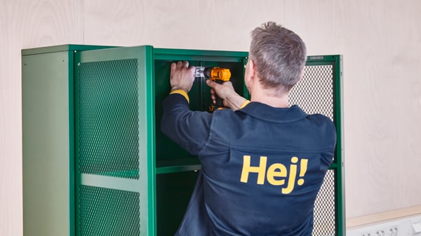 IKEA zaposleni montira komodu.