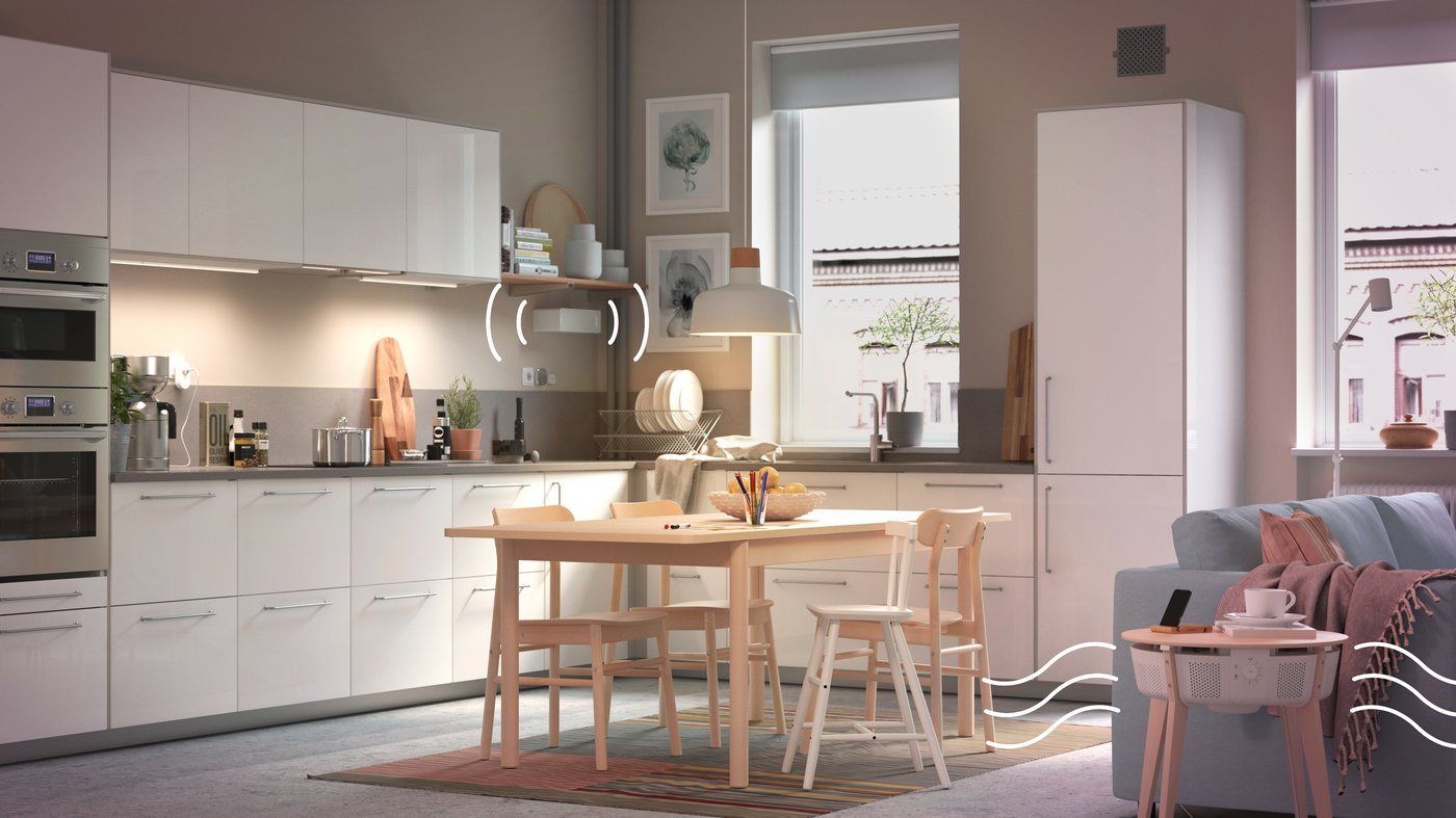 IKEA kuhinja s ilustracijama koje pokazuju funkcije pametnog doma.  