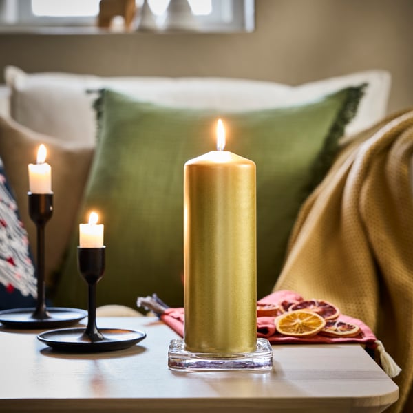 Une bougie FENOMEN de couleur dorée sans parfum