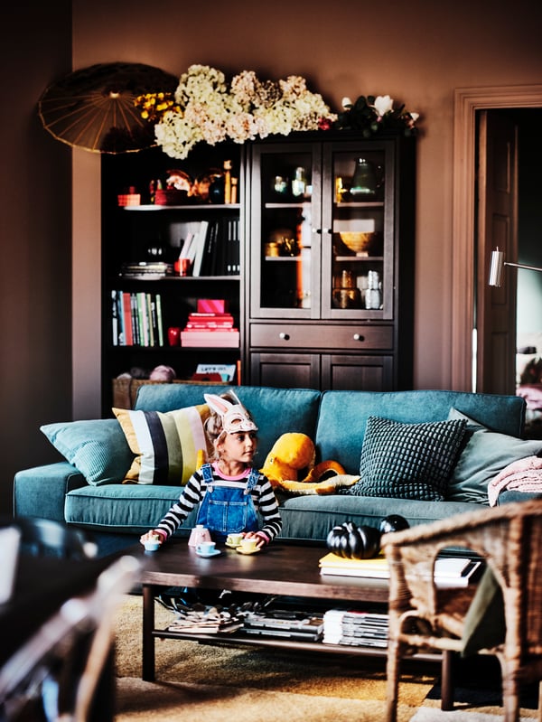 An octopus/yellow BLÅVINGAD soft toy in the living room