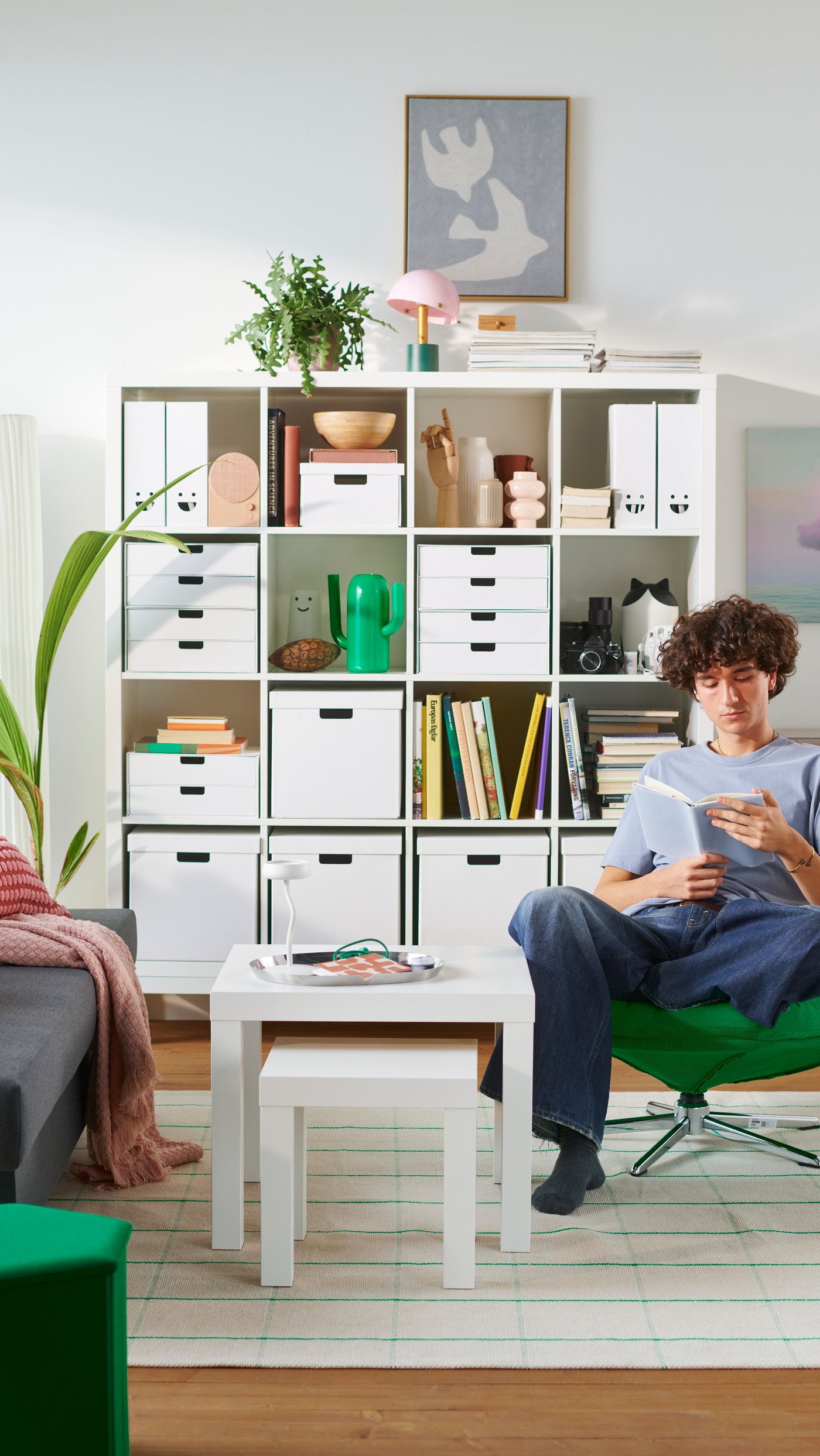 A white FJÄDERHARV mini chest with 2 drawers in the living room