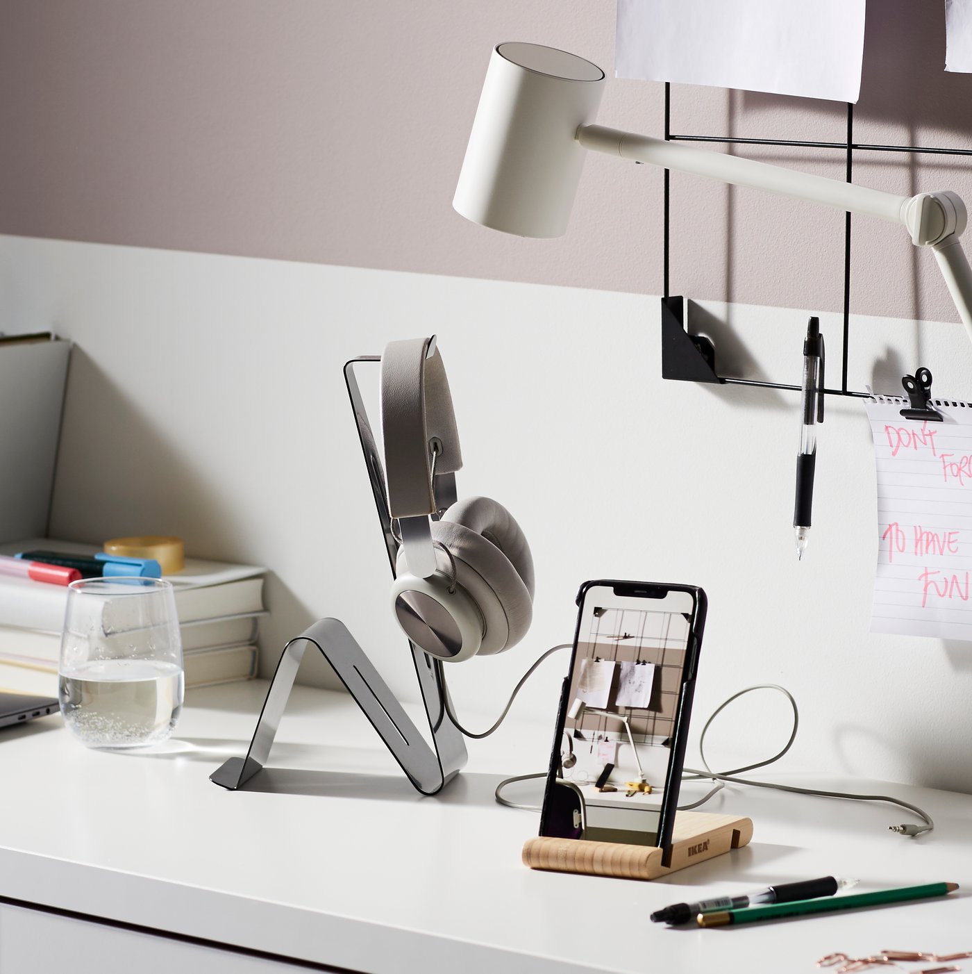 A black MÖJLIGHET headset/tablet stand in the home office