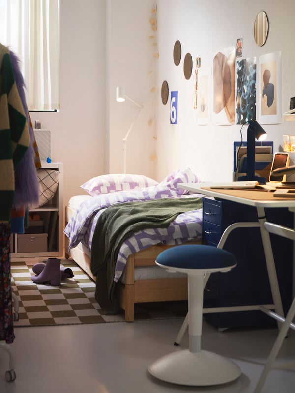A colourful room with a workspace flanked by blue HELMER drawer units on castors and a NILSERIK standing support.