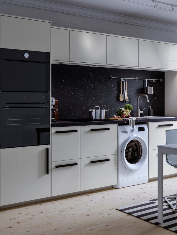A high-gloss light grey RINGHULT door
