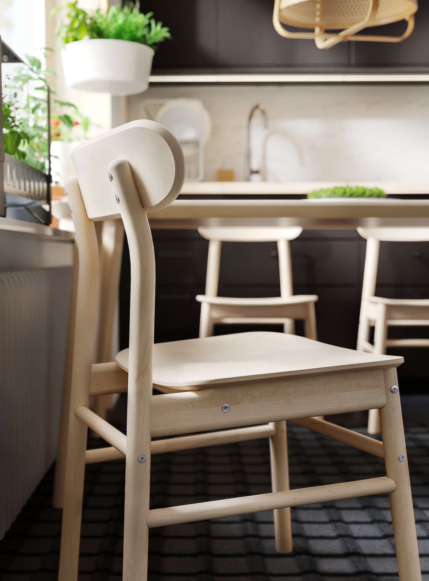 A birch RÖNNINGE chair in the kitchen