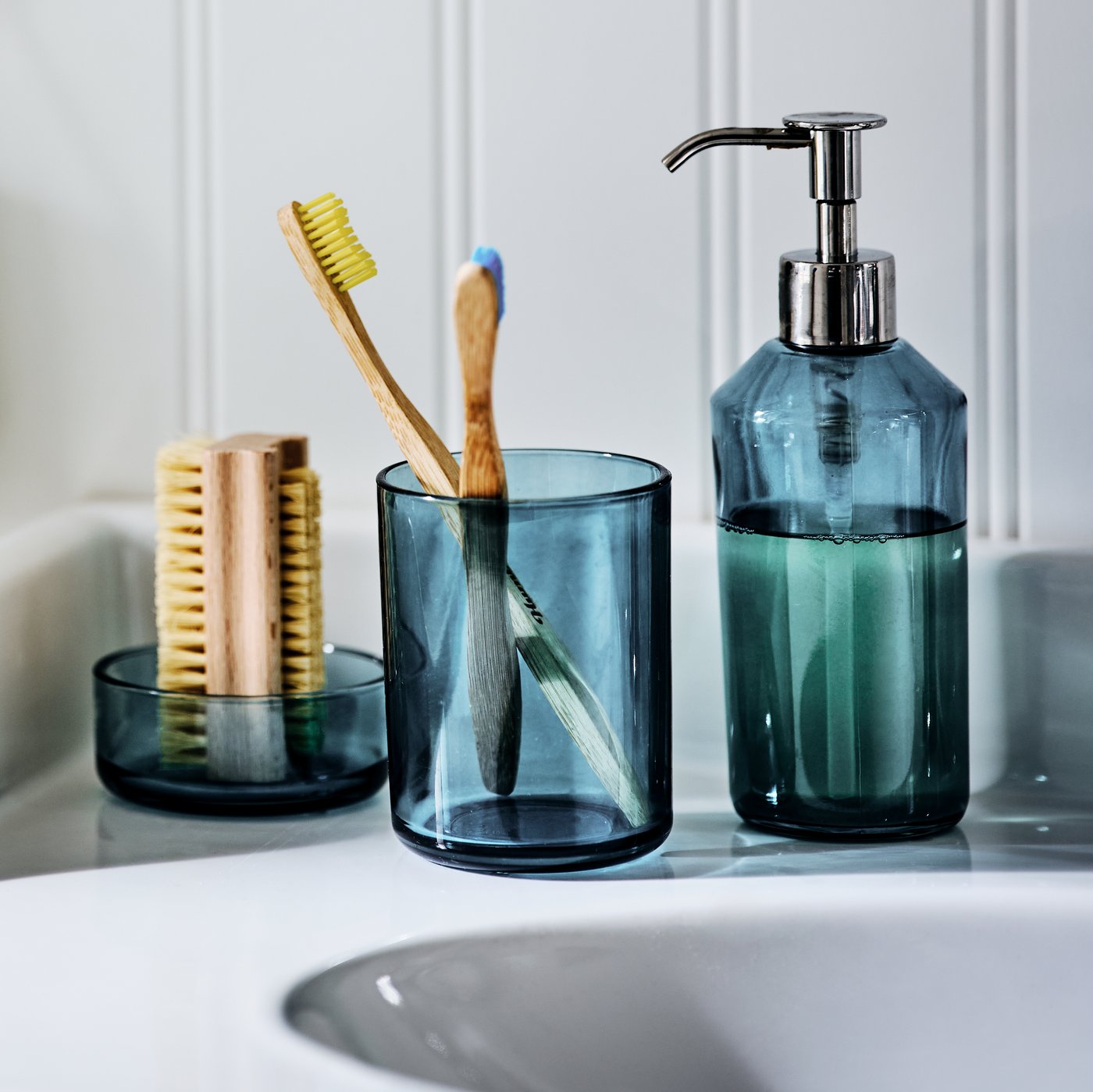 A SKISSEN 3-piece bathroom set in the bathroom