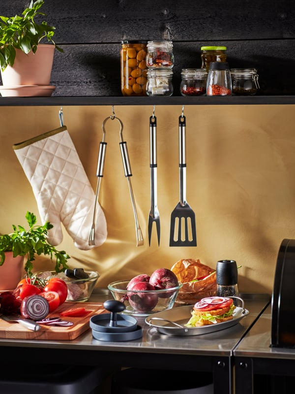 Een zwarte IKEA 365+ IHÄRDIG kruidenmolen in de keuken