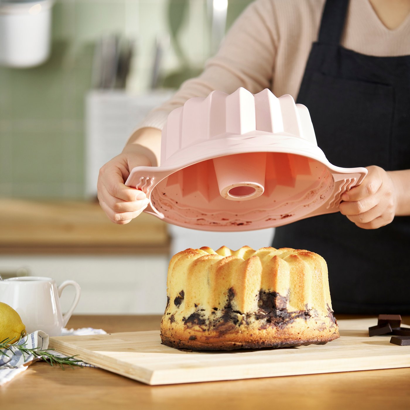 Eine blassrosa BAKTIDER Gugelhupfform mit geriffelter Oberfläche in der Küche.