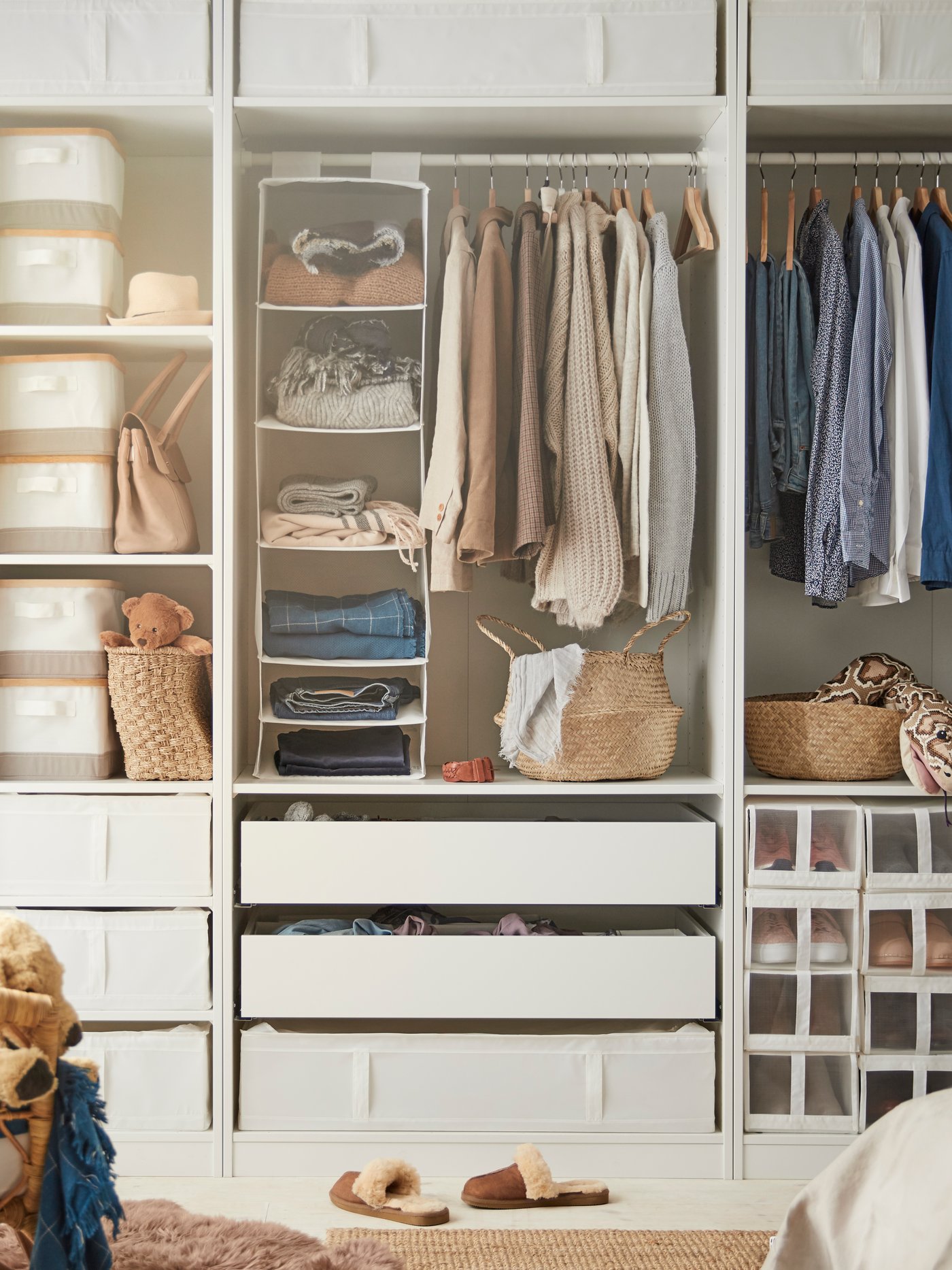 Es ist ein offener Kleiderschrank mit unterschiedlichen Aufbewahrungshilfen zu sehen.