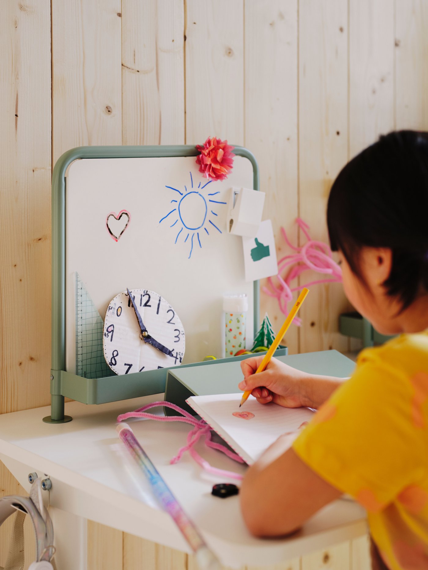 A with clamp/light grey-green RELATERA phone/tablet holder in the childrens room