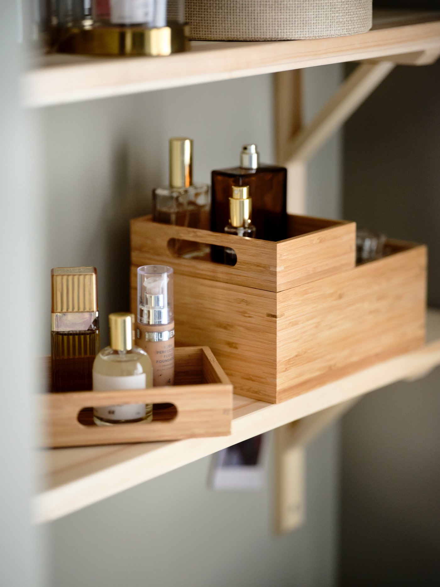 An aspen TRANHULT shelf in the bedroom