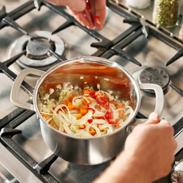 A stainless steel/glass HEMKOMST pot with lid
