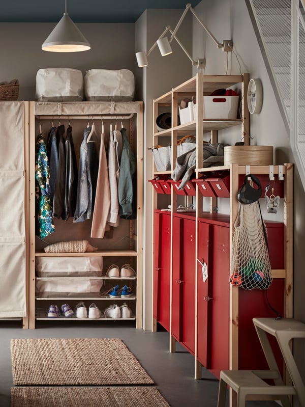 Space-saving organisation solutions with clothes racks and red cabinets 
