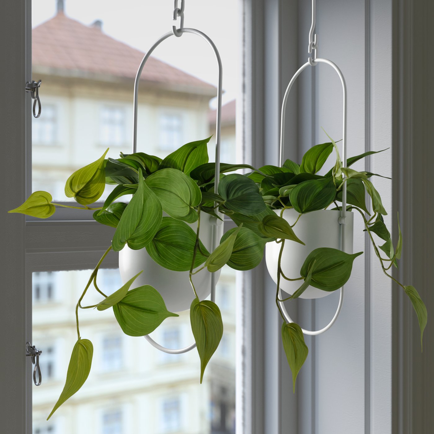 Planta artificial FEJKA tipo teléfono colgante para interior y exterior, colocada en una maceta colgante.