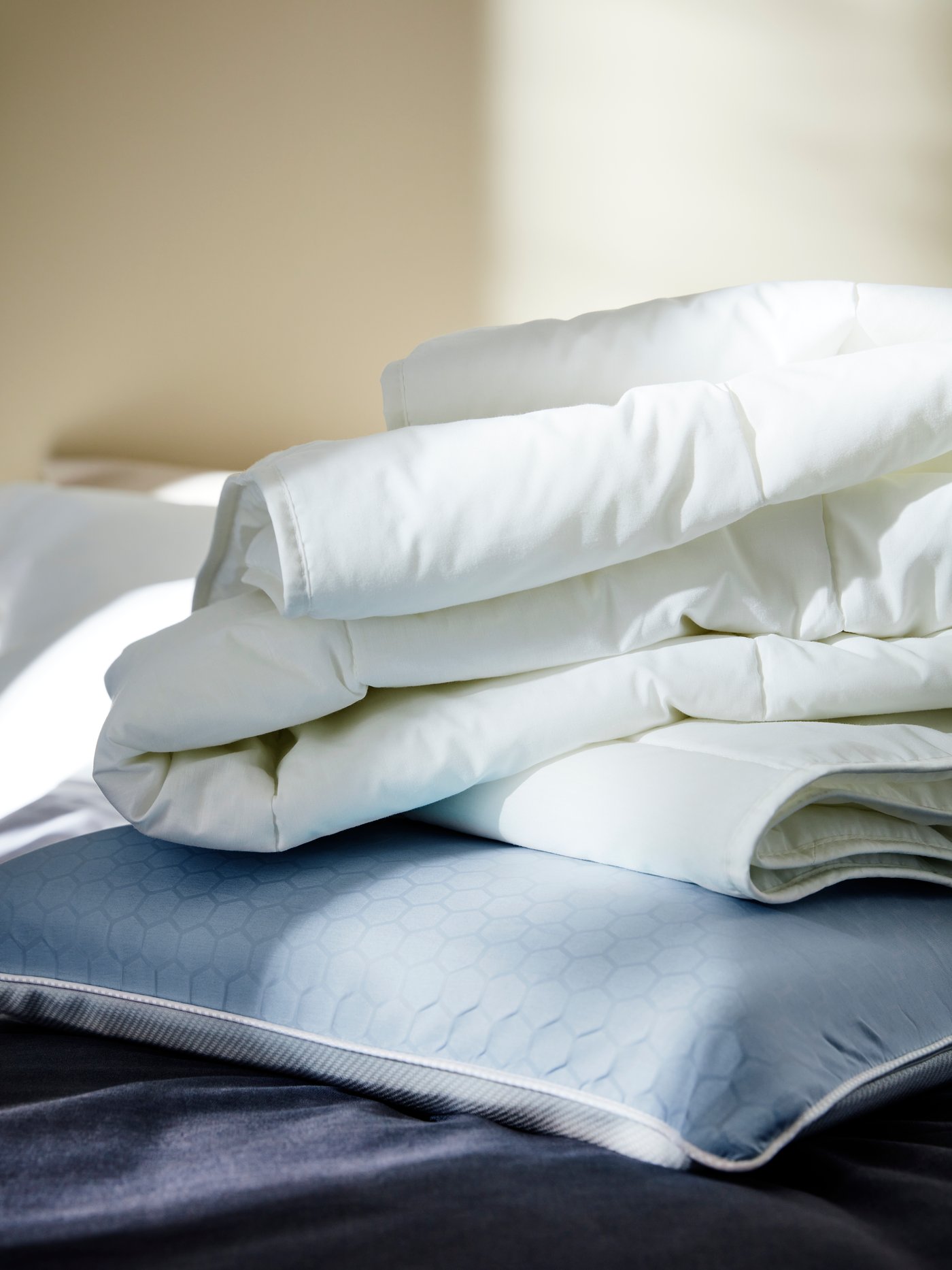 Un plimón IKEA sobre un cojín en una cama.