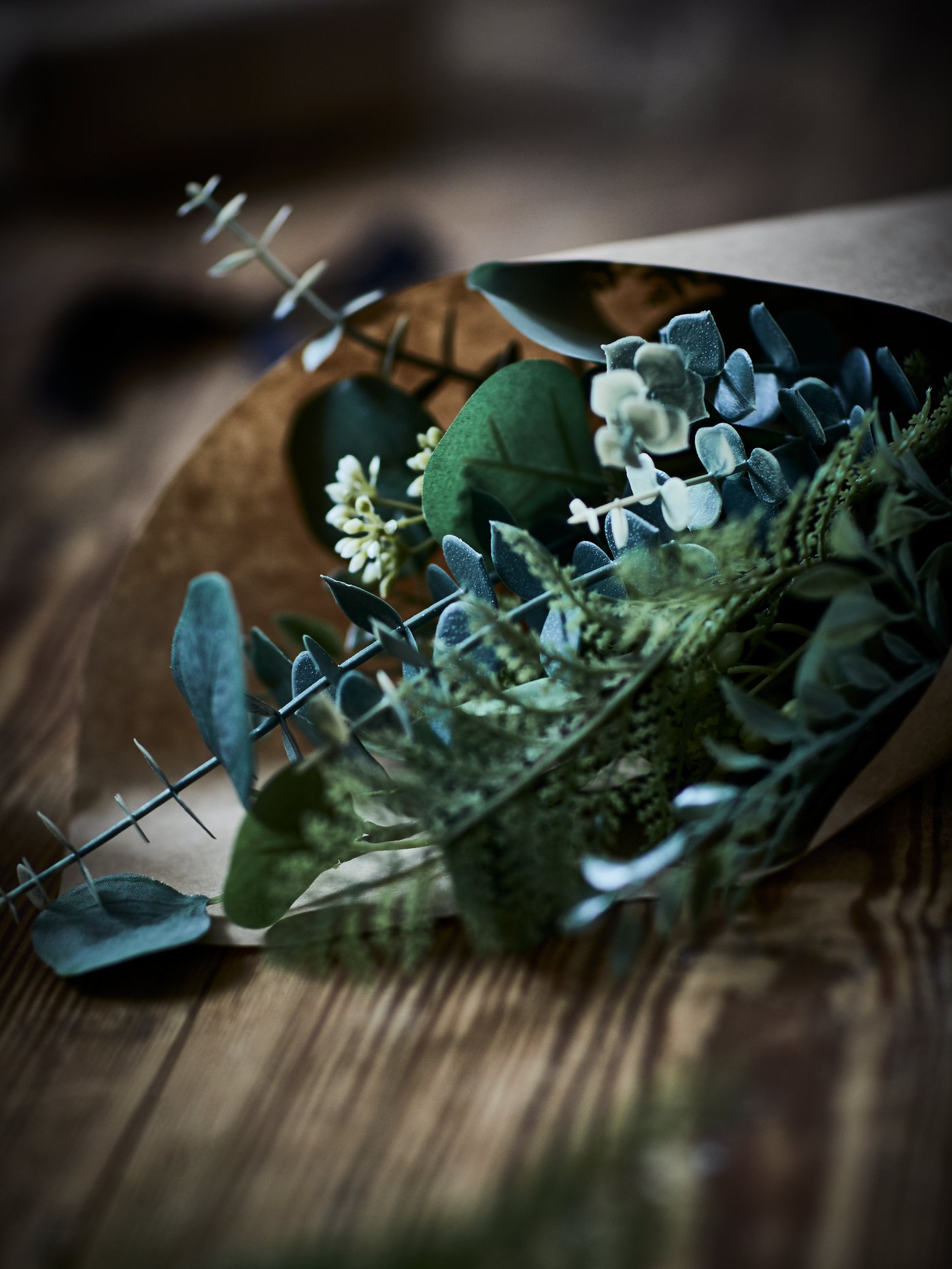 An in/outdoor green SMYCKA artificial bouquet in the living room