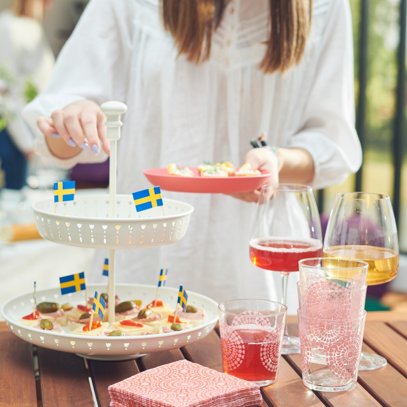 Ett utebord dukat med snacks och drycker
