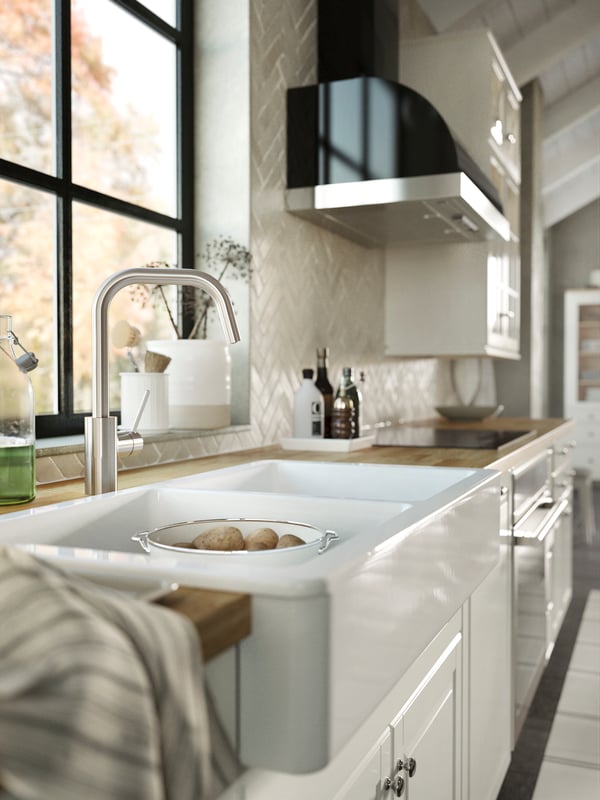 A HAVSEN sink bowl in white, a MARIATHERES tea towel in linen beige/stripe and a black UNGDOMLIG wall mounted extractor hood.